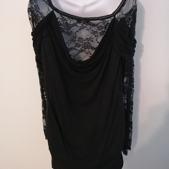 Long-sleeve Lace Blouse - Picture 3 of 3